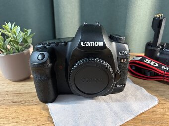 Canon 5D Mark II + grip + 2x batéria (super stav) - 2