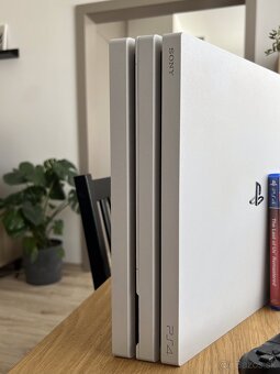 PS4 Pro + 2x ovládač + The Last Of Us - 2