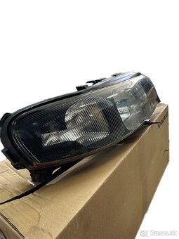 PRAVÉ PŘEDNÍ SVĚTLO VOLVO V70 00-04 - 2