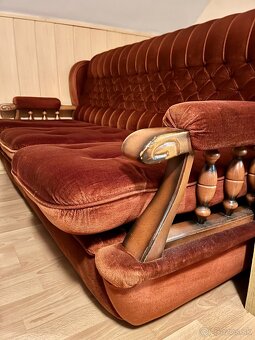 Zachovalý rozkladací hmedý retro gauč - 2
