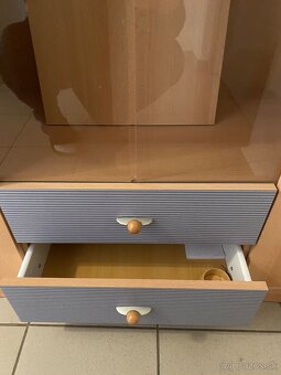 vitrína so sklenenými dvermi - 2