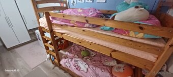 Drevená poschodová posteľ s matracmi a šuflíkmi - 2