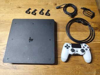 PlayStation 4 Slim - 2