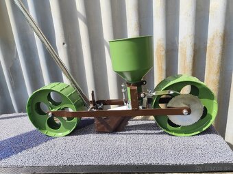 Sejací strojček Hobby Farmer FH-2 s rukoväťou - 2