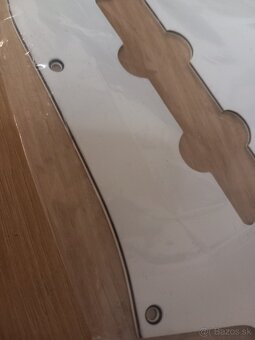 Predám pickguard na jazz bass - 2