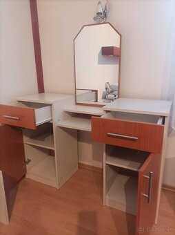 Kozmetický stolík - 2