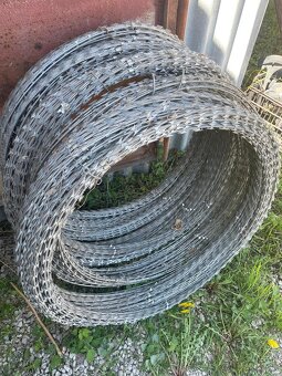 Predám ostnatý / žiletkový drôt - 2