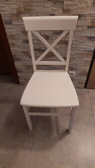 Biele drevené stoličky - 2