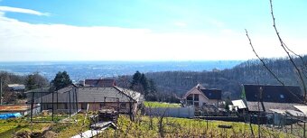 PEKNÝ STAVEBNÝ POZEMOK 584m2 V RAČI S KRÁSNYM VÝHĽADOM. - 2