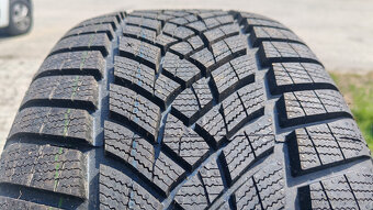 Zimné pneu 235/40 R18 --- GOOD YEAR - 2
