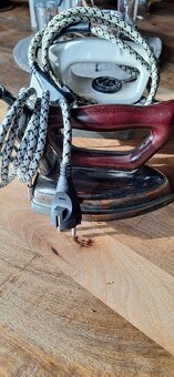 2 starožitné žehličky - 2