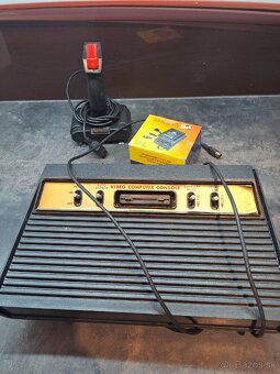 Video game console klon Atari 2600 s joystickom. - 2