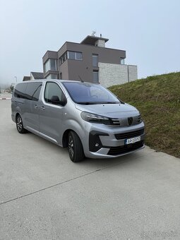 Prenajom 8 miestne auto - 2