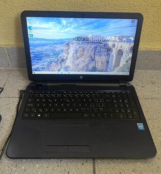 HP 15r / Celeron N2840 / 4GB RAM / 128GB SSD / 15.6" - 2