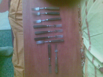 Predám tieto staré vidličky a+ nože v Bratislave a okolí - 2