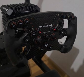 Simracing setup od znacky fanatec - 2