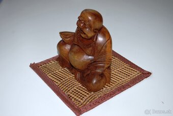 soška smejúci sa Buddha (na bambusovej rohožke)-drevorezba - 2