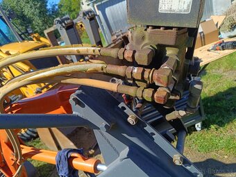 Predám hydraulický dvocestný rozvádzač na čelný nakladača - 2