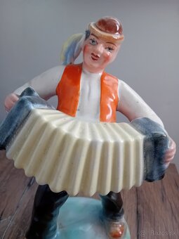 Harmonikar v červenej  veste Ditmar urbach - 2