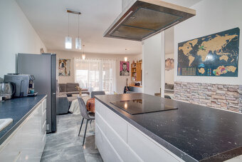 Na predaj priestranný 4-izbový rodinný dom v Bernolákove - 2