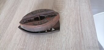 Predam starú žehličku s podstavcom. - 2