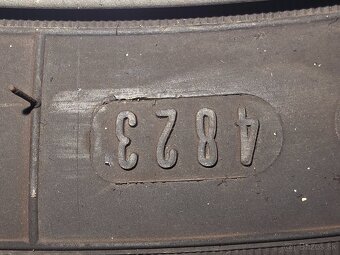 Predám zimné pneu.235/55 R17 s diskami - 2