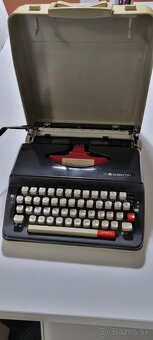 Kufríkový písací stroj zn. Chevron - 2