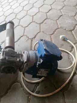 Motor s dopravníkom - 2