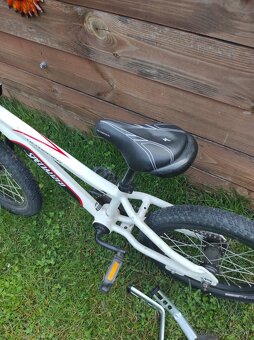 Detsky bicykel s pomocnymi kolesami - 2