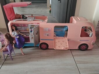 Barbie karavan+ auto + bábiky+ oblečenie - 2