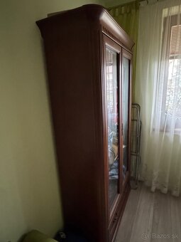 Elegantná masívna vitrína - 2