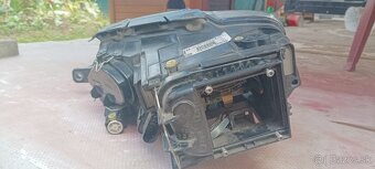 Predávam predný pravý reflektor xenon. - 2