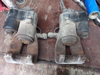 Predám zadné brzdové strmene VW Passat B6 - 2