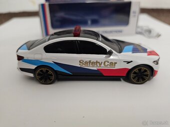 Predám malé RC auto BMW na diaľkové ovládanie. - 2