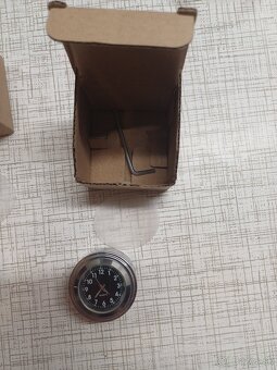 Hodiny a teplomer na riadidlá motorky. - 2