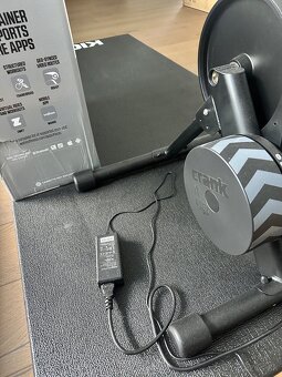 Wahoo KICKR CORE SMART cyklotrenažér s kazetou a podložka - 2