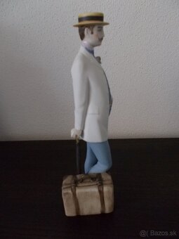 Pán s kufrom Royal Dux - 2
