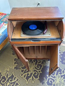 Predám starý gramofónikov s platňami - 2