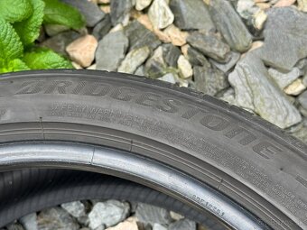 235/40 R19 - 2