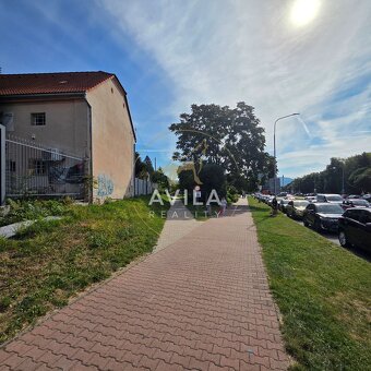 Priestor pre podnikanie – budova s pozemkom v centre Nového - 2