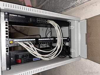 Dátový rozvádzač (Rack) Netrack 19" s výbavou + kľúče - 2
