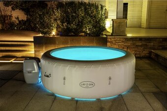 Vyrivka (jacuzzi) Bestway Lay-Z-Spa Paris - 2