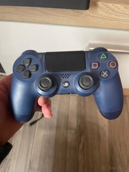 Predám PS4 slim 2x ovládač - 2