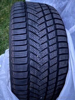 225/40R18 92V - 2