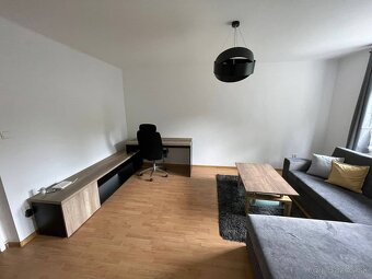 Väčší 2i byt so zariadením, internetom a balkónom - 2