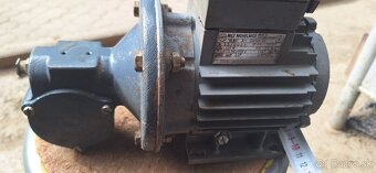 Motor s pravouhlou prevodovkov - 2