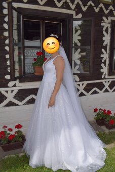 Trblietavé svadobné šaty - 2