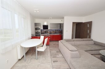 Predaj slnečný 4i byt s loggiou a parkovaním, Rajka - 2