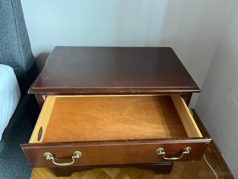 Predám nočný stolík z masívneho dreva, Drexel Heritage USA. - 2