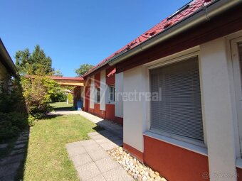 Pekný dom na slnečnom pozemku s bazénom a jazierkom - 2